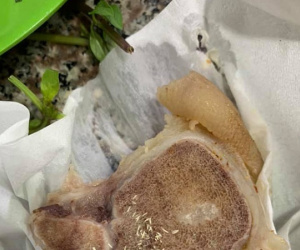 'Lần thứ 2 trong ngày một hàng ăn tại Hà Nội bị viết bài tố có dòi nhúc nhích trong khúc xương, dân mạng ngao ngán vì chất lượng vệ sinh thực phẩm nhưng cũng ngại liệu có phải 'mốt' chơi bẩn nhau'?