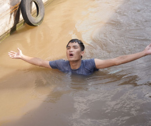 Mạc Văn Khoa suýt chết vì bị lật xuồng, bị Lý Hải 'vắt ra nước' trong Lật Mặt: 48h