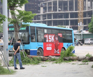 Chùm ảnh: Hiện trường vụ xe buýt đi sai tuyến đường, lao lên vỉa hè đâm tử vong người đi bộ tại Hà Nội