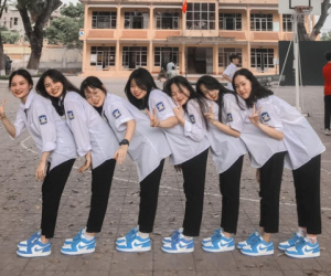Nhóm bạn thân chụp ảnh kỷ niệm, ai cũng xinh nhưng sự chú ý đổ dồn vào đôi giày, dân mạng soi giá trị lên tới 63 triệu?