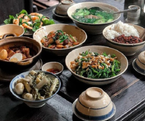 Người Việt không nên vừa ăn cơm vừa làm 4 việc này vì có thể làm hại dạ dày và rước thêm cả tá bệnh cho mình
