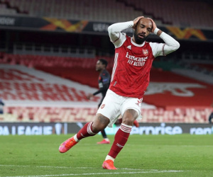 Thua đau phút bù giờ thứ 4, Arsenal run rẩy chờ lượt về