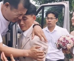 Xuýt xoa hình ảnh chú rể ôm bố vợ sụt sùi hệt như con gái lấy chồng xa sau khi làm lễ