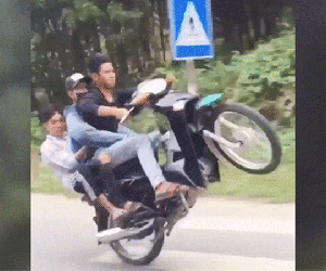 Video: Công an Phú Thọ triệu tập nhóm 'quái xế' bốc đầu xe đăng mạng xã hội