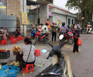 Lên án cô hàng nước vô lương tâm, cả người chụp ảnh 'bóc phốt' lẫn 'nạn nhân' đều bị 'ném đá ngược'