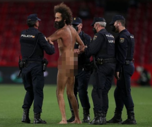 CĐV khỏa thân làm gián đoạn trận đấu của MU ở Europa League