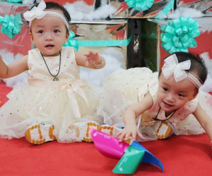 Bé Diệu Nhi được phẫu thuật hoàn chỉnh đường tiêu hóa, chị gái Trúc Nhi đi cùng để cổ vũ cực dễ thương