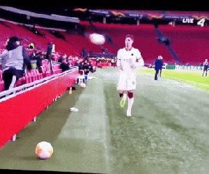 Hậu vệ AS Roma bị ném bóng vào mặt vì cố tình câu giờ