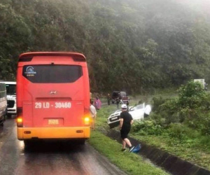 Ô tô con đối đầu xe khách, 2 người chết