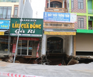 Mưa lớn 'khoét' rộng 'hố tử thần' ở Hà Nội