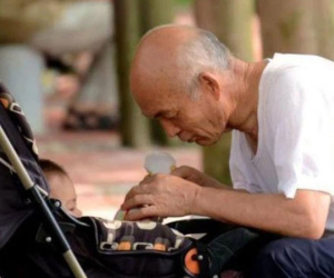 Cháu làm hư đồ chơi của bạn học bị đòi bồi thường 7 triệu, ông nội nghe lý do liền nổi đóa, nói một câu khiến phụ huynh cứng họng