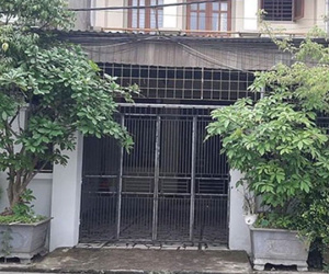 Người đàn bà bị hắt cả ca axit vào mặt khi mở cửa cho 'khách'