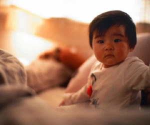 Thấy con chỉ ngủ 20 phút mỗi đêm, 1,5 giờ/ngày, cha mẹ đưa con đi khám rồi 'chết sững' khi nghe bác sĩ kết luận