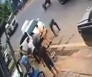 CLIP: Hai CSGT Hòa Bình vật lộn bắt giữ cặp vợ chồng buôn ma túy