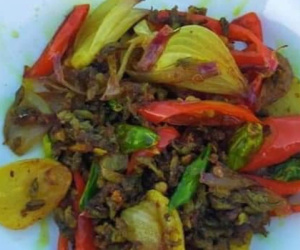 Thanh niên nấu đồ cây nhà lá vườn đãi khách quý, dân mạng đồng loạt ném đá vì cho rằng quá ác