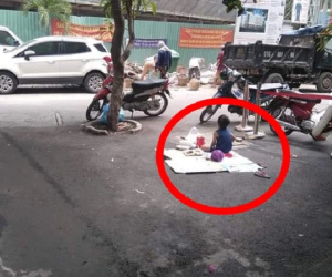 Hình ảnh cậu bé xin tấm bìa rồi ngồi trước tòa nhà xây dở 2 năm trước khiến cô gái rơi nước mắt