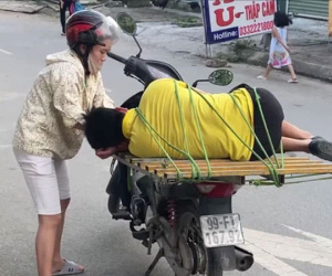 Vợ 'vác' chồng từ bàn nhậu về nhà theo cách đặc biệt: Cả phố phải ngoái lại nhìn