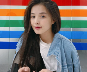 Nữ streamer lấy chồng đại gia khoe nhan sắc khi không son phấn, có gì hơn bạn?