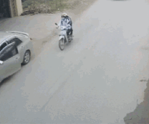 Cú đánh lái xuất thần của tài xế ô tô cứu mạng 2 nữ sinh trong gang tấc