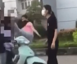 Clip: 'Trả thù' cho em họ, nữ sinh tung cước tới tấp khiến bạn ngã nhào khỏi xe máy