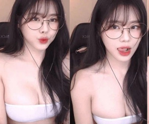 Chỉ dùng mảnh vải nhỏ để che vòng một khi lên sóng, nữ streamer bị cấm kênh lần thứ 15 trong 6 tháng
