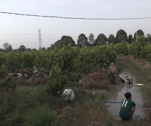 Hàng trăm 'quái xế' tháo chạy khi bị vây bắt, nhiều thanh niên lao xe xuống kênh bỏ trốn