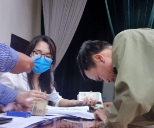 Tận thấy cảnh thu tiền 'chênh' làm căn cước công dân gắn chíp ở Hưng Yên