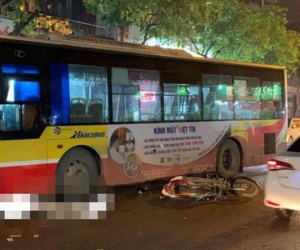 Hà Nội: Xe buýt va chạm với xe máy, nam thanh niên tử vong
