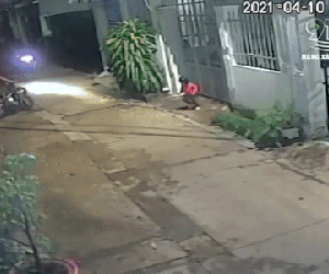 Clip: Bé gái chạy băng qua đường bị xe máy đâm văng xa nhiều mét nằm gục tại chỗ ngay trước cổng nhà