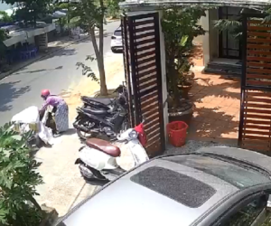 Thấy cửa nhà bị 1 chiếc xe máy chắn ngang, cô gái đã có pha xử lý khiến dân mạng tranh cãi gay gắt để dắt xe mình vào