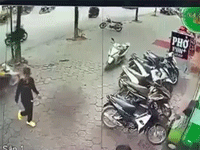 Video: Khoảnh khắc tài xế công nghệ lộn nhào như 'phim chưởng' khi chạy xe trên vỉa hè khiến tất cả hoảng sợ