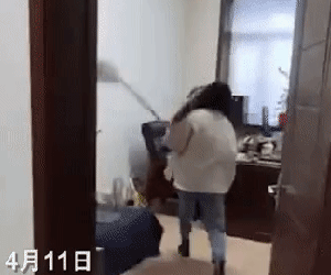 Bị cấp trên quấy rối tình dục, nữ nhân viên có hành động đáp trả khiến dân tình hả hê