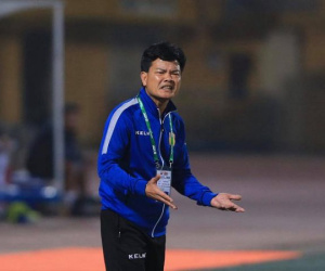 HLV Nguyễn Văn Sỹ: 'Nam Định thua sớm 3 bàn trước HAGL vì không khí loãng'