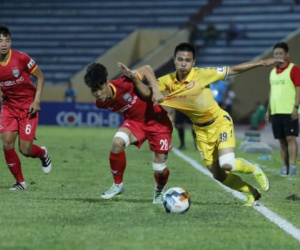 Trọng tài bị treo còi vì không thổi penalty cho Nam Định