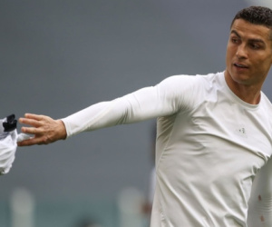 Ronaldo nổi cáu vì không ghi bàn, ném áo xuống sân gây tranh cãi