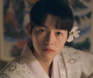 Song Joong Ki khiến fan điên đảo với loạt ảnh cài hoa, môi đỏ mọng khoe visual cực phẩm, 'ăn đứt' cả bạn gái tin đồn