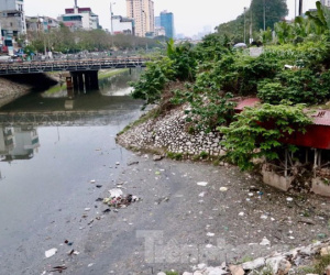 Video ảnh: Cận cảnh những dòng sông 'đen' chảy giữa nội thành Hà Nội