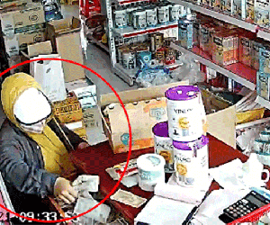 Video: Nhóm người dàn cảnh trộm tiền cửa hàng tạp hóa giữa ban ngày