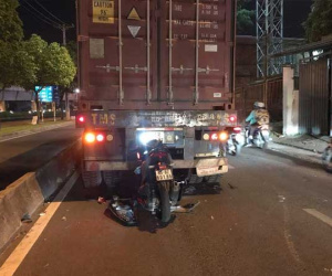 Xe máy gãy gập, biến dạng khi cắm thẳng vào đuôi xe container