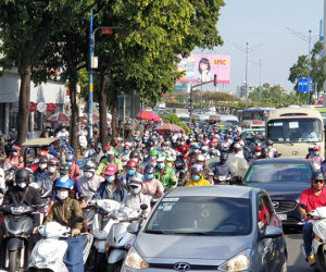 Cửa ngõ TPHCM ùn tắc kinh hoàng, hàng nghìn người 'chôn chân' dưới cái nắng gay gắt