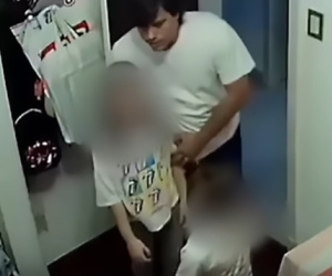 'Yêu râu xanh' bị bắt tại trận giở trò đồi bại với cháu gái, khi câu chuyện được phanh phui, bố mẹ đứa trẻ cũng nhận về không ít chỉ trích