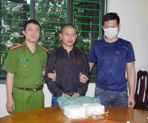 Bắt đối tượng 'ôm' gần 2kg ma túy đá