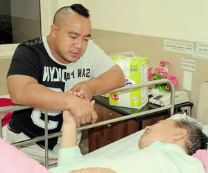 Hiếu Hiền nghẹn ngào: 'Tôi đành nghe bác sĩ, đưa ba về rồi rút ống thở'