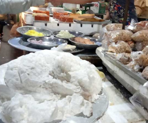 Chị em thi nhau làm bánh trôi bánh chay, sạp chợ ngày bán 2 tạ bột