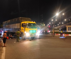 Xe tải chuyển hướng, va chạm với xe máy ở ngã tư An Sương khiến 1 người tử vong