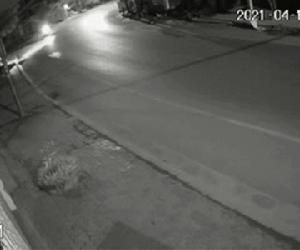 Video: Bóng người bay vụt qua camera an ninh lúc 3 giờ sáng, xem kỹ lại diễn biến khiến tất cả 'rùng mình'