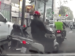 Xin tiền bất thành, người đàn ông bất ngờ rút côn đập vỡ kính 2 ô tô