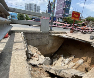 Hố 'tử thần' khổng lồ xuất hiện trên vỉa hè, 'nuốt chửng' xe máy