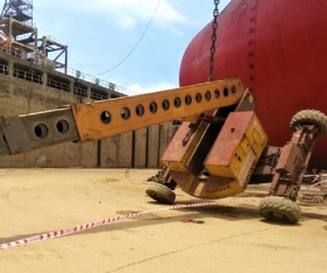 Xe nâng tại nhà máy đóng tàu bị lật, 2 công nhân rơi từ độ cao 25m tử vong