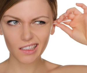 Vì sao không nên ngoáy tai bằng tăm bông?